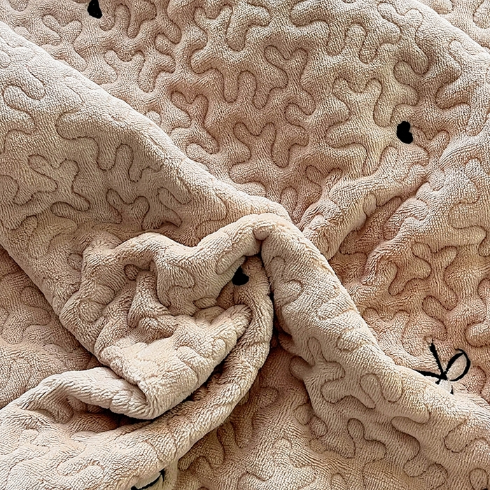 91家纺网 家纺一手货源 找家纺 美梦家纺 2024新款牛奶绒法式绣花夹棉床盖 绒蝴蝶结·卡其色