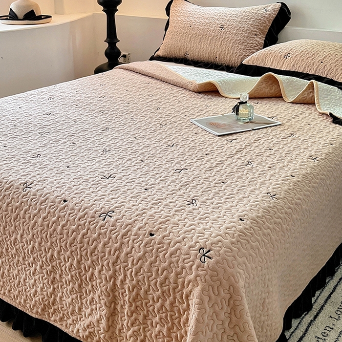 91家纺网 家纺一手货源 找家纺 美梦家纺 2024新款牛奶绒法式绣花夹棉床盖 绒蝴蝶结·卡其色