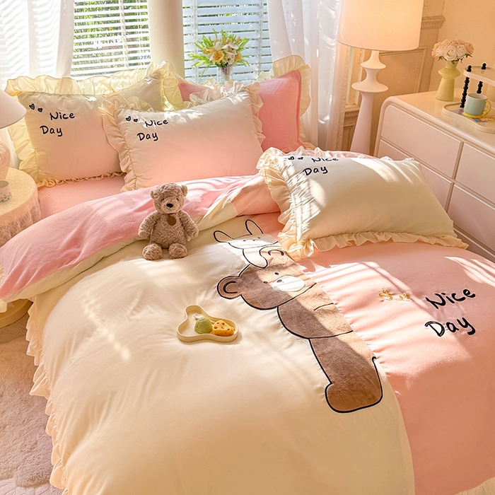 91家纺网 家纺一手货源 找家纺 绒兔兔 2024新款棉加牛奶绒贴布绣四件套 可爱熊仔-浅玉