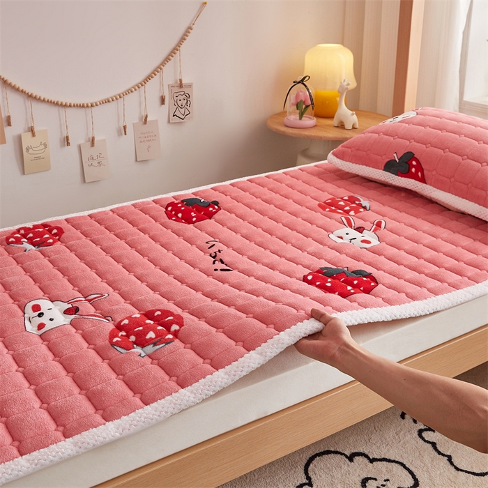 91家纺网 家纺一手货源 找家纺 东宇床垫 2025新款牛奶绒床褥学生床 草莓派对