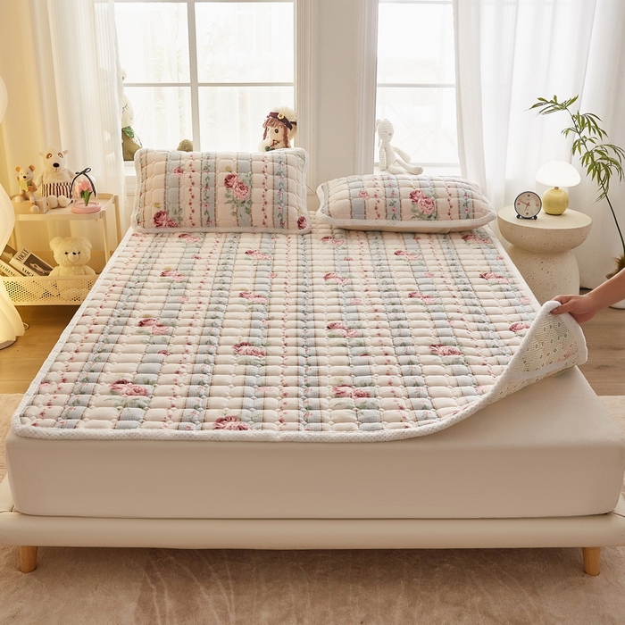 91家纺网 家纺一手货源 找家纺 东宇床垫 2024新款牛奶绒床褥大床 复古花