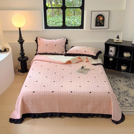 91家纺网 家纺一手货源 找家纺 美梦家纺 2024新款牛奶绒法式绣花夹棉床盖 绒爱心·樱花粉
