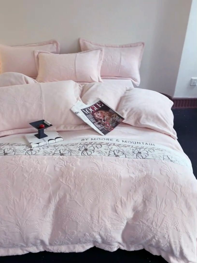 91家纺网 家纺一手货源 找家纺 宜家坊 2024新款法式轻奢全消光牛奶绒雕花拼接刺绣四件套-丛林猎豹（含无纺布包装） 丛林猎豹-奶油粉