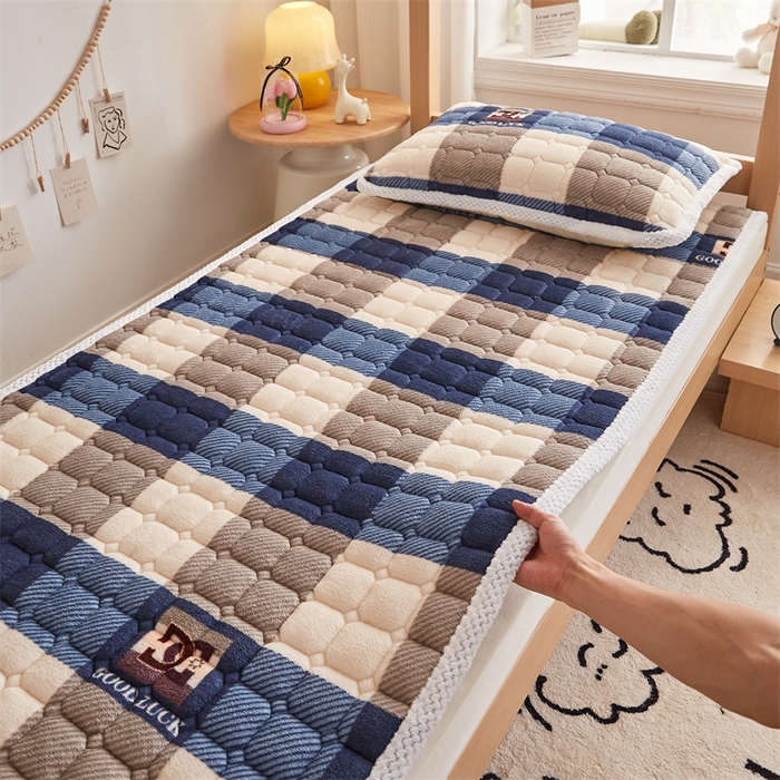 91家纺网 家纺一手货源 找家纺 东宇床垫 2025新款牛奶绒床褥学生床 格子蓝