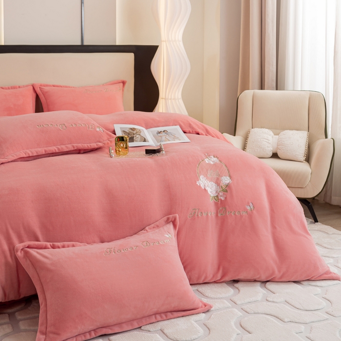 91家纺网 家纺一手货源 找家纺 晶缦家纺 2024新款高克重牛奶绒刺绣花四件套 花仙子-玉粉