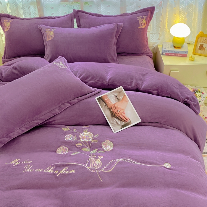 91家纺网 家纺一手货源 找家纺 晶缦家纺 2024新款高克重牛奶绒刺绣花四件套 点点花季-淡紫