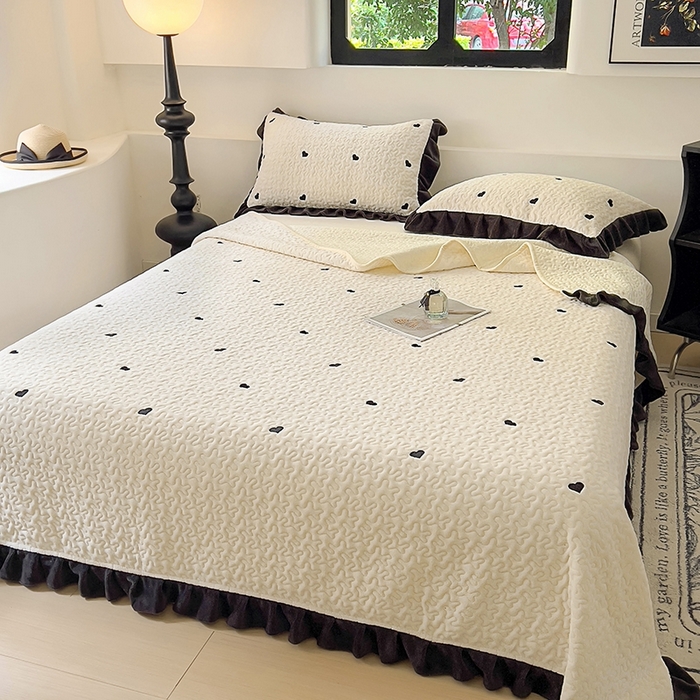 91家纺网 家纺一手货源 找家纺 （总）美梦家纺 2024新款牛奶绒法式绣花夹棉床盖