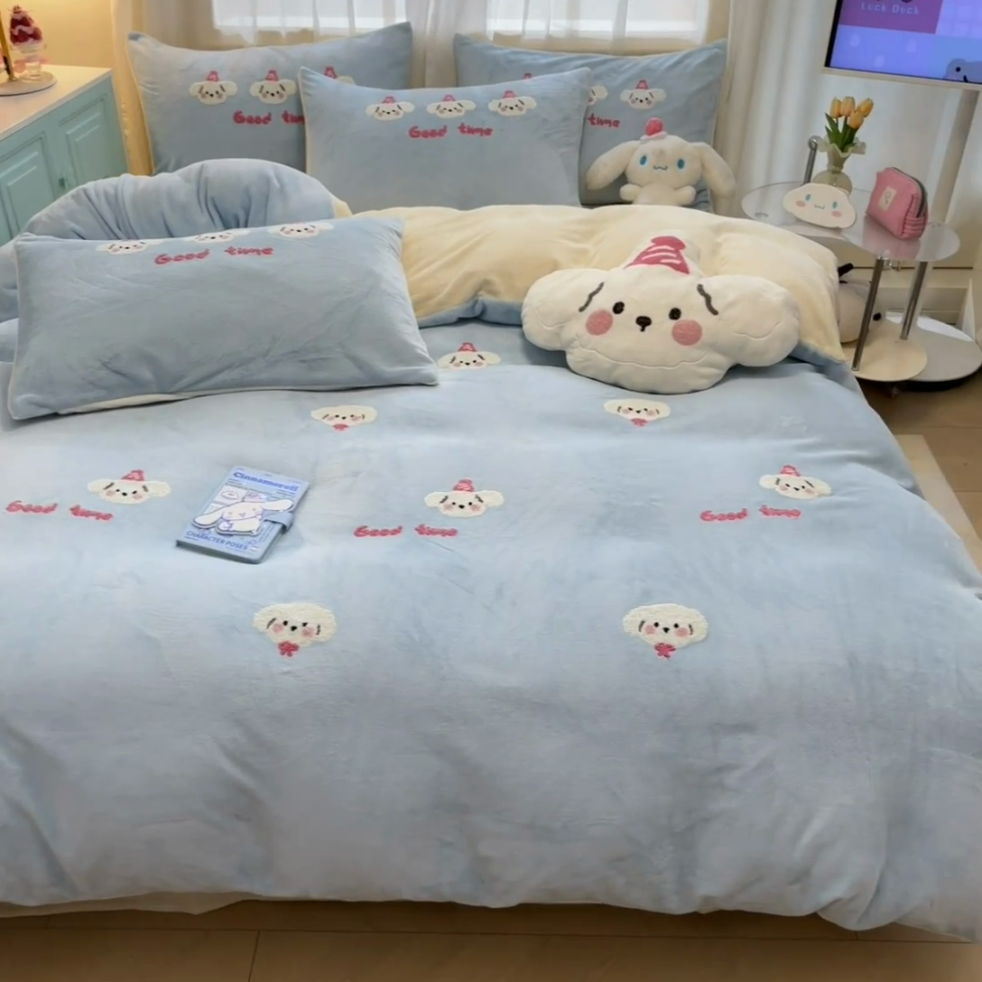 91家纺网 家纺一手货源 找家纺 慕尚家纺 2025新款牛奶绒毛巾绣刺绣四件套 小萌狗 蓝白