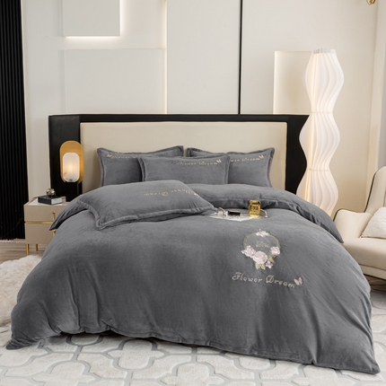 91家纺网 家纺一手货源 找家纺 晶缦家纺 2024新款高克重牛奶绒刺绣花四件套 花仙子-烟灰