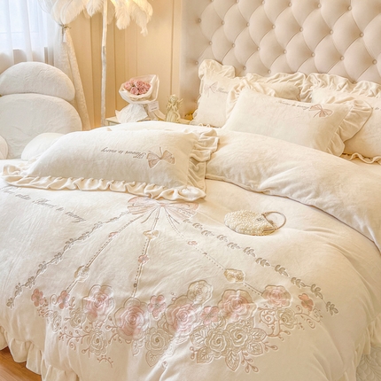 91家纺网 家纺一手货源 找家纺 亲亲公主 2025新款全消光230克A类牛奶绒绣花四件套- 梦幻巴黎 蝴蝶奶油白