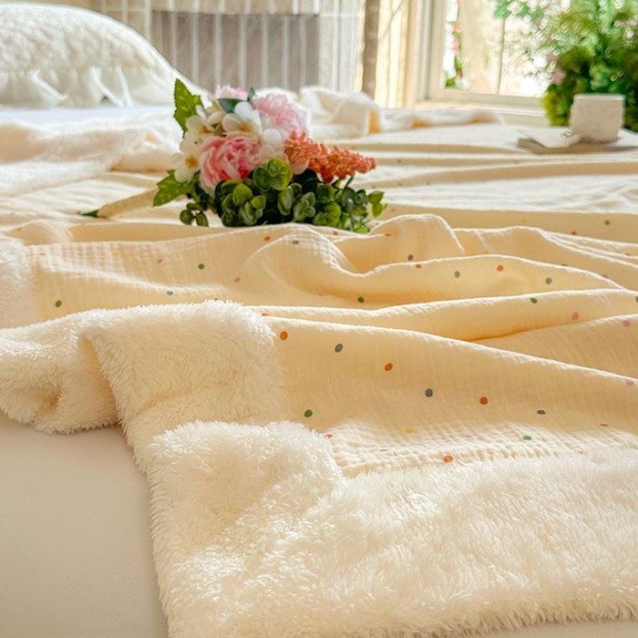 91家纺网 家纺一手货源 找家纺 木楌家居 2025新款皱绉纱空调盖被毯 波点暖暖