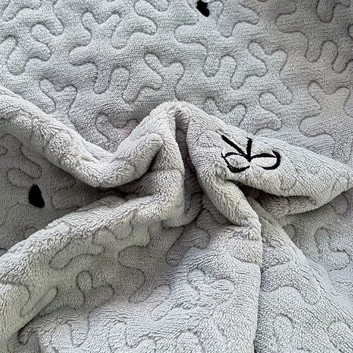91家纺网 家纺一手货源 找家纺 美梦家纺 2024新款牛奶绒法式绣花夹棉床盖 绒蝴蝶结·银河灰