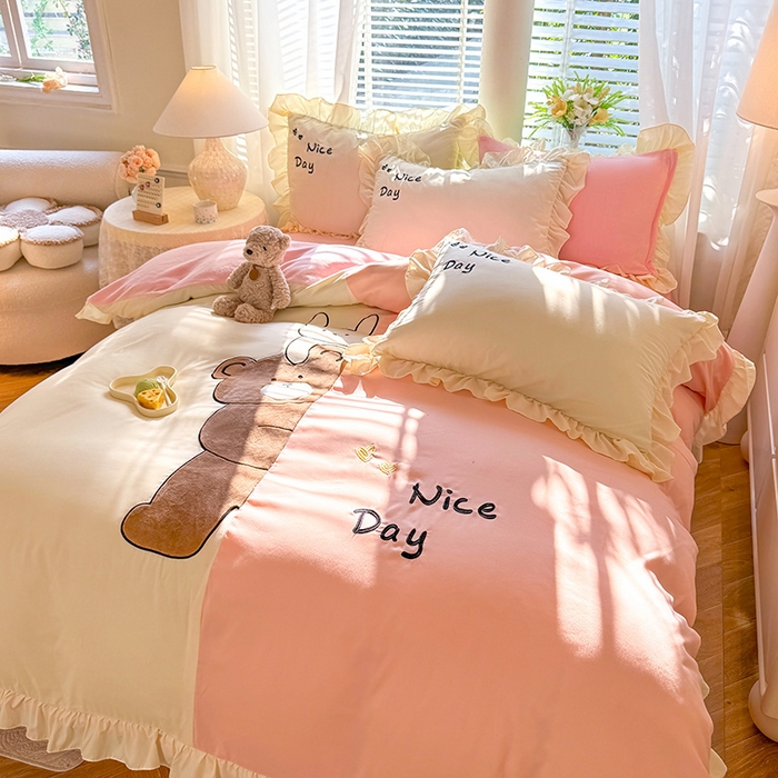 91家纺网 家纺一手货源 找家纺 绒兔兔 2024新款棉加牛奶绒贴布绣四件套 可爱熊仔-浅玉