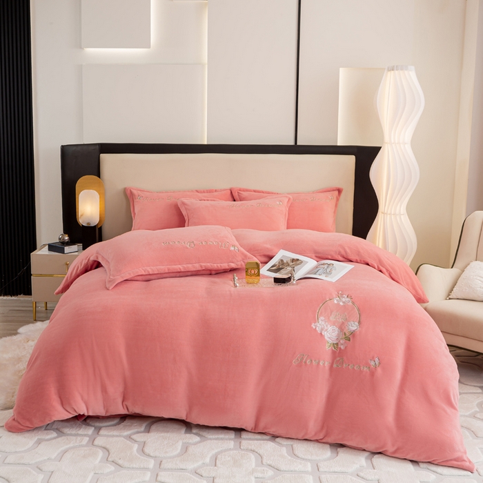 91家纺网 家纺一手货源 找家纺 晶缦家纺 2024新款高克重牛奶绒刺绣花四件套 花仙子-玉粉