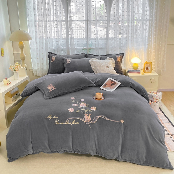 91家纺网 家纺一手货源 找家纺 晶缦家纺 2024新款高克重牛奶绒刺绣花四件套 点点花季-烟灰