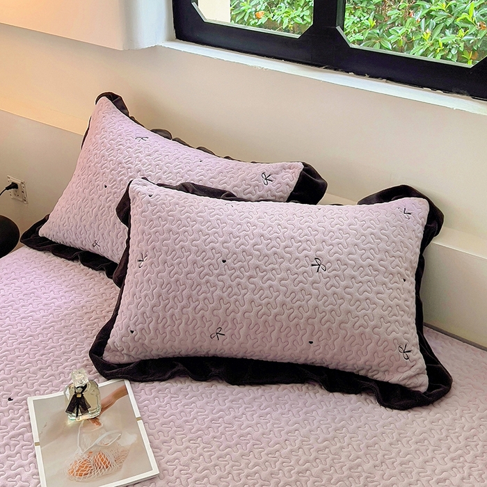 91家纺网 家纺一手货源 找家纺 美梦家纺 2024新款牛奶绒法式绣花夹棉床盖 绒蝴蝶结·水晶紫