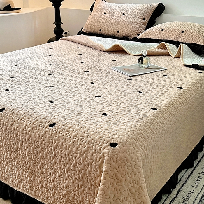 91家纺网 家纺一手货源 找家纺 美梦家纺 2024新款牛奶绒法式绣花夹棉床盖 绒爱心·卡其色