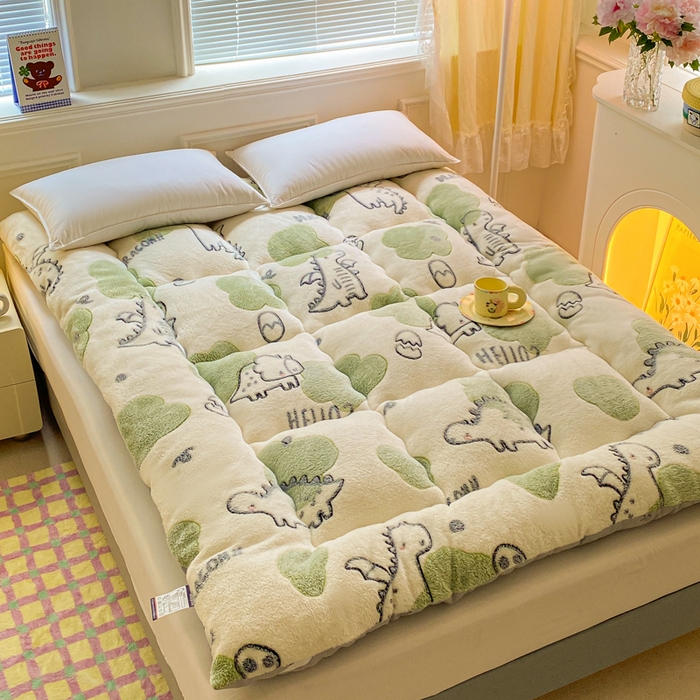 91家纺网 家纺一手货源 找家纺 缦卡琳家纺 2024新款A类牛奶绒羽丝棉床垫 恐龙宝贝