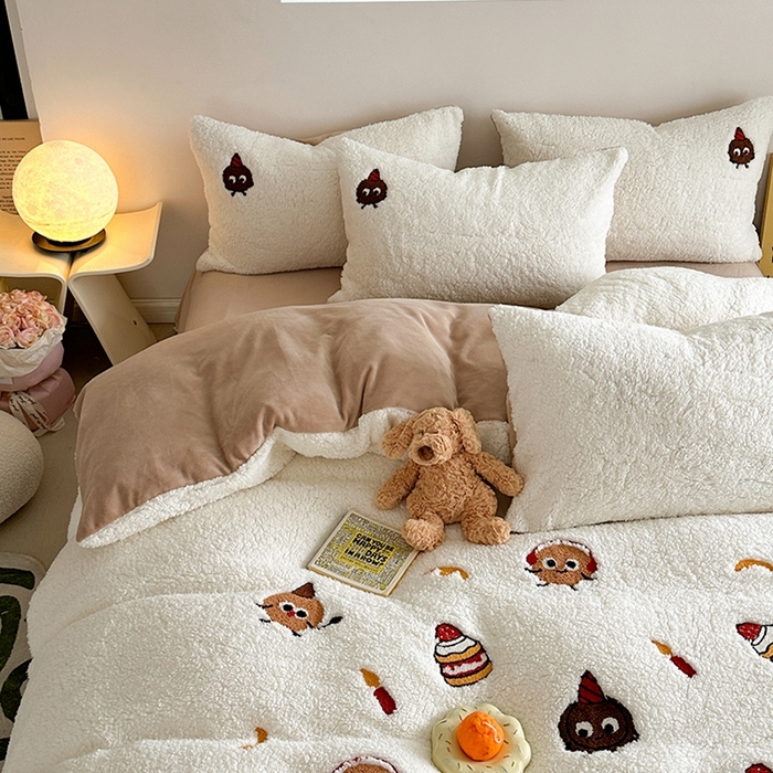 91家纺网 家纺一手货源 找家纺 蜜柚 2024新款高克重羊羔绒牛奶绒毛巾绣四件套 曲奇乐园