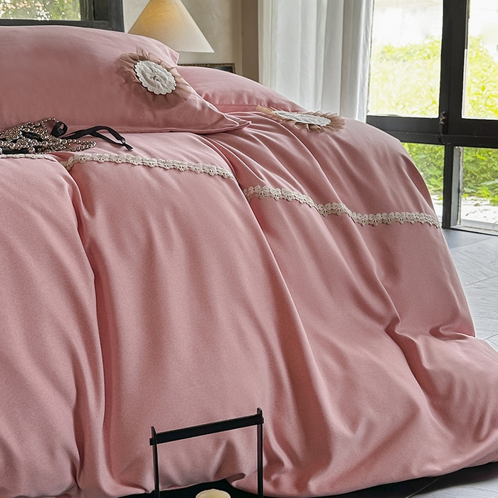 91家纺网 家纺一手货源 找家纺 宜家坊 2024秋冬加厚肌理纹碳素磨毛刺绣贴布绣花边新中式四件套 粉色