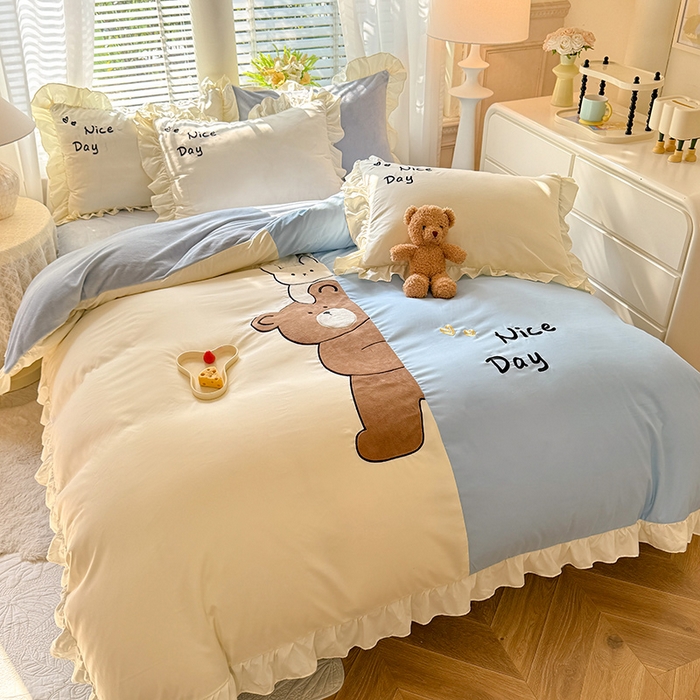 91家纺网 家纺一手货源 找家纺 绒兔兔 2024新款棉加牛奶绒贴布绣四件套 可爱熊仔-浅兰