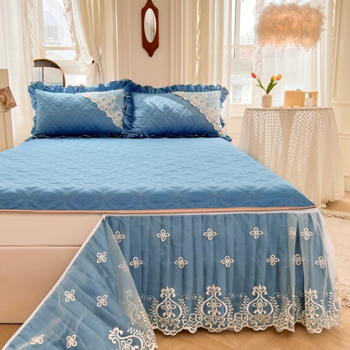 91家纺网 家纺一手货源 找家纺 罗艺轩 2024新款公主风全棉加厚可脱卸床笠式床裙三件套 慕雅-牛仔蓝