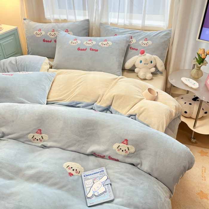 91家纺网 家纺一手货源 找家纺 慕尚家纺 2025新款牛奶绒毛巾绣刺绣四件套 小萌狗 蓝白