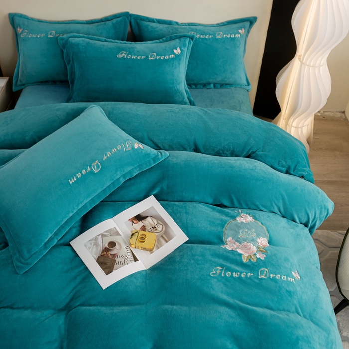 91家纺网 家纺一手货源 找家纺 晶缦家纺 2024新款高克重牛奶绒刺绣花四件套 花仙子-雅绿