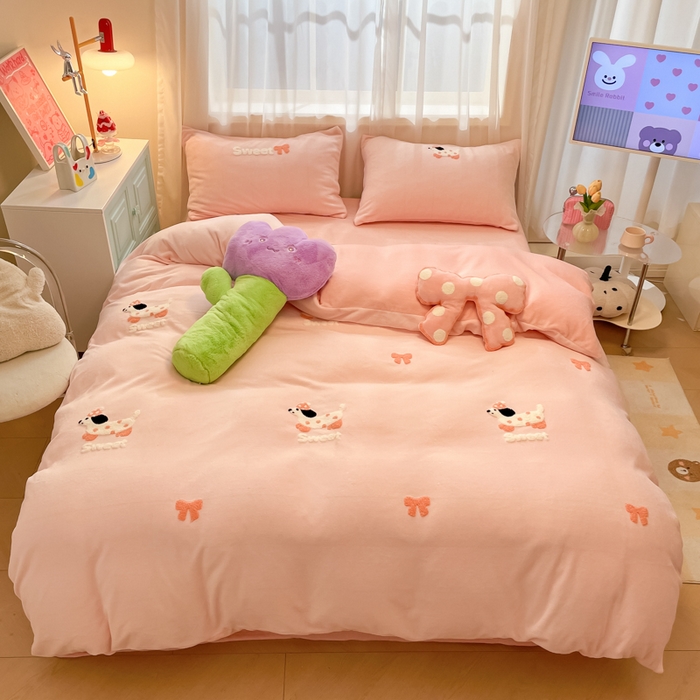 91家纺网 家纺一手货源 找家纺 慕尚家纺 2025新款牛奶绒毛巾绣刺绣四件套 蝴蝶结狗 粉