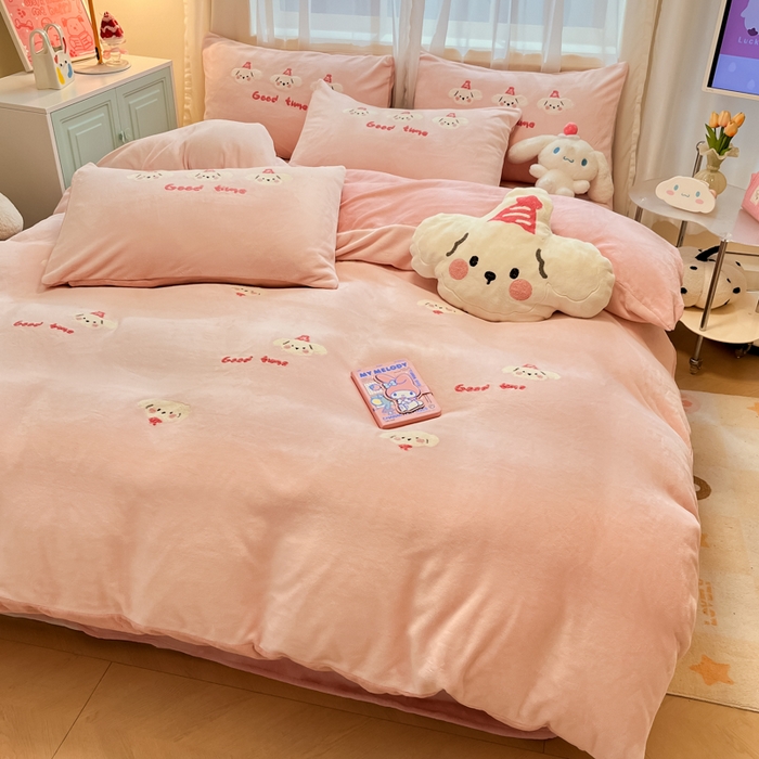 91家纺网 家纺一手货源 找家纺 慕尚家纺 2025新款牛奶绒毛巾绣刺绣四件套 小萌狗 粉