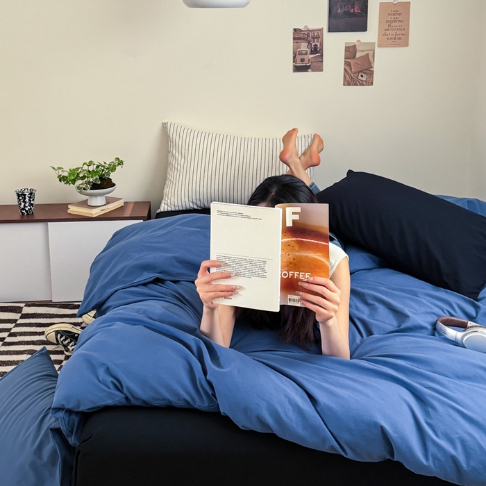 91家纺网 家纺一手货源 找家纺 艾沁家纺 2024新款简约风全棉色织水洗棉混搭四件套 深蓝+黑（深蓝枕+竖条枕）