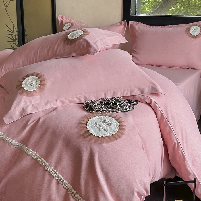 91家纺网 家纺一手货源 找家纺 宜家坊 2024秋冬加厚肌理纹碳素磨毛刺绣贴布绣花边新中式四件套 粉色