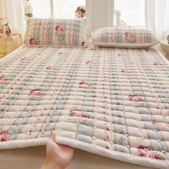 91家纺网 家纺一手货源 找家纺 东宇床垫 2024新款牛奶绒床褥大床 复古花