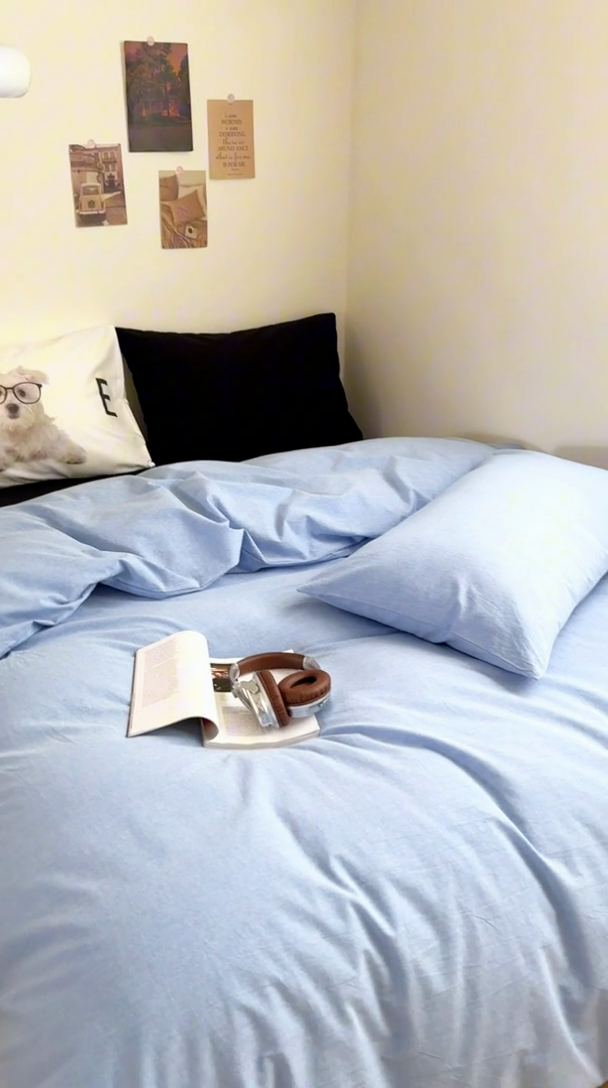 91家纺网 家纺一手货源 找家纺 艾沁家纺 2024新款简约风全棉色织水洗棉混搭四件套 天蓝+黑（黑色枕+印花枕）