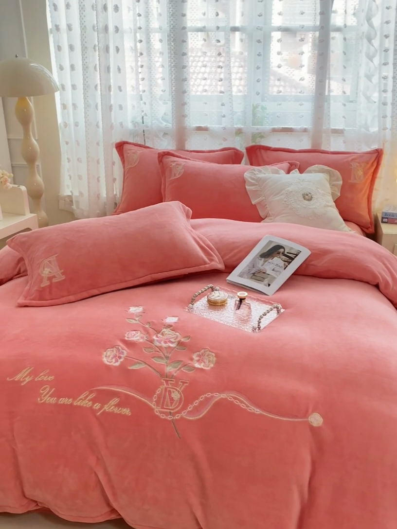 91家纺网 家纺一手货源 找家纺 晶缦家纺 2024新款高克重牛奶绒刺绣花四件套 点点花季-玉粉