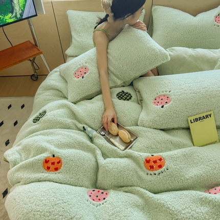 91家纺网 家纺一手货源 找家纺 晨曦家纺 2024新款加厚羊羔绒牛奶绒毛巾绣四件套 羊羔绒-南瓜派对浅水绿