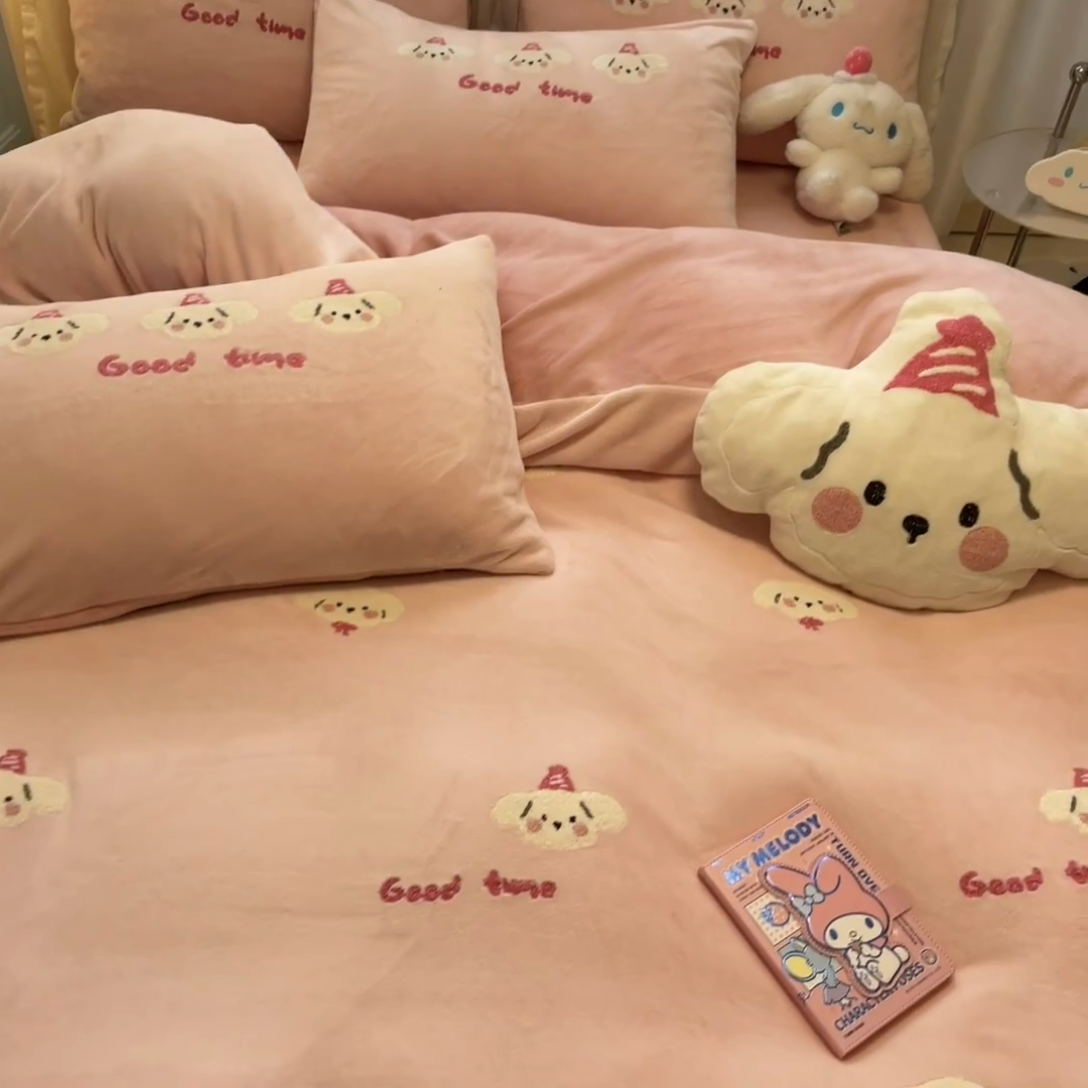 91家纺网 家纺一手货源 找家纺 慕尚家纺 2025新款牛奶绒毛巾绣刺绣四件套 小萌狗 粉