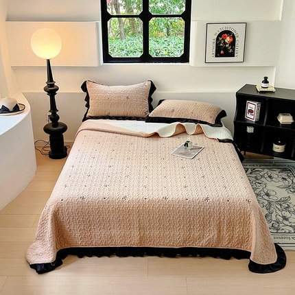 美梦家纺 2024新款牛奶绒法式绣花夹棉床盖 绒蝴蝶结·卡其色