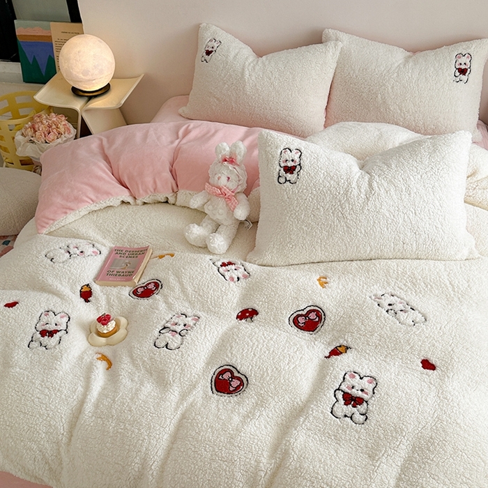 91家纺网 家纺一手货源 找家纺 蜜柚 2024新款高克重羊羔绒牛奶绒毛巾绣四件套 欢乐兔小姐