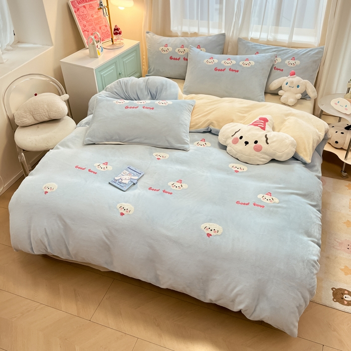 91家纺网 家纺一手货源 找家纺 慕尚家纺 2025新款牛奶绒毛巾绣刺绣四件套 小萌狗 蓝白