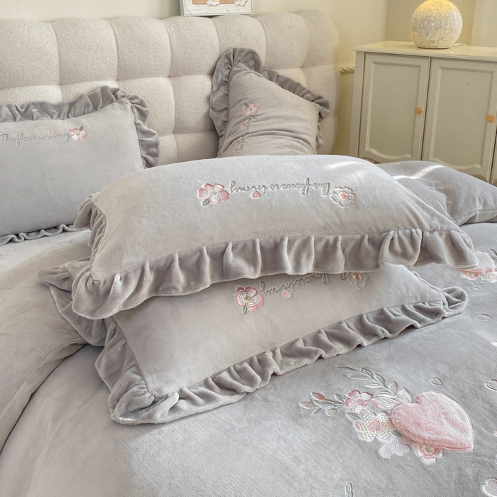 91家纺网 家纺一手货源 找家纺 蜜柚 2024新款全消光高克重韩版小清新贴布绣四件套 花妍-灰