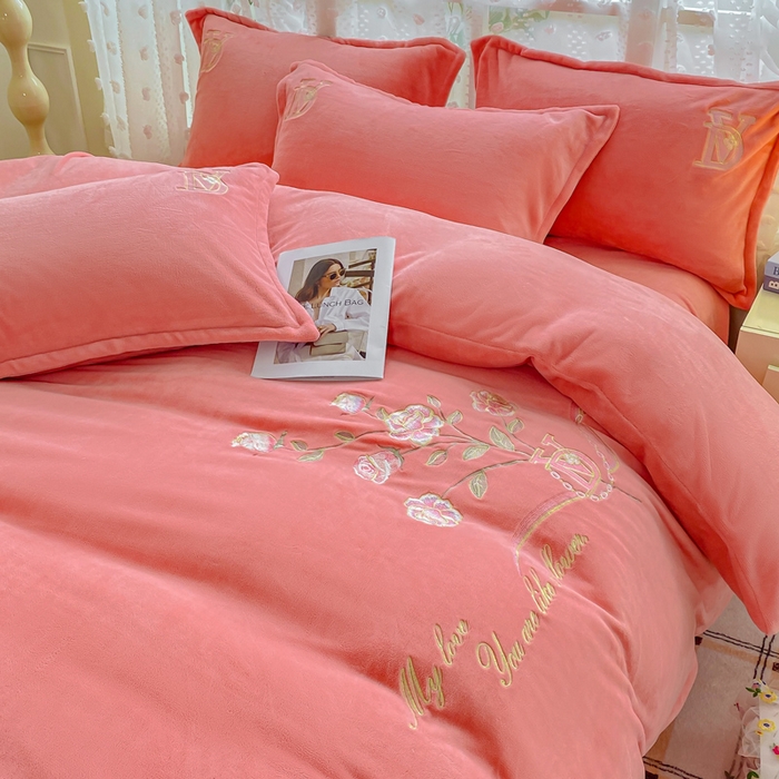 91家纺网 家纺一手货源 找家纺 晶缦家纺 2024新款高克重牛奶绒刺绣花四件套 点点花季-玉粉