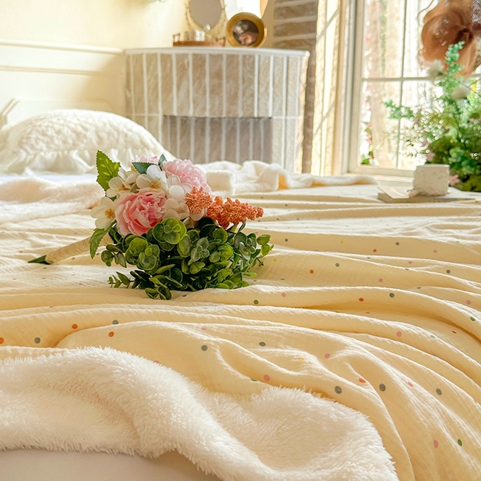 91家纺网 家纺一手货源 找家纺 木楌家居 2025新款皱绉纱空调盖被毯 波点暖暖