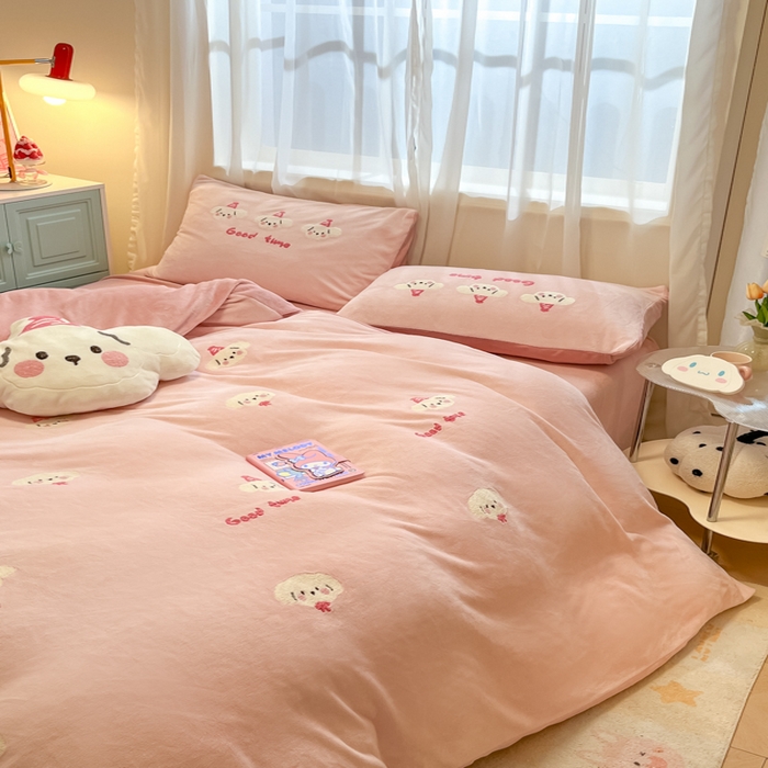 91家纺网 家纺一手货源 找家纺 慕尚家纺 2025新款牛奶绒毛巾绣刺绣四件套 小萌狗 粉