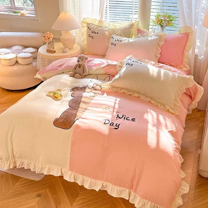 91家纺网 家纺一手货源 找家纺 绒兔兔 2024新款棉加牛奶绒贴布绣四件套 可爱熊仔-浅玉