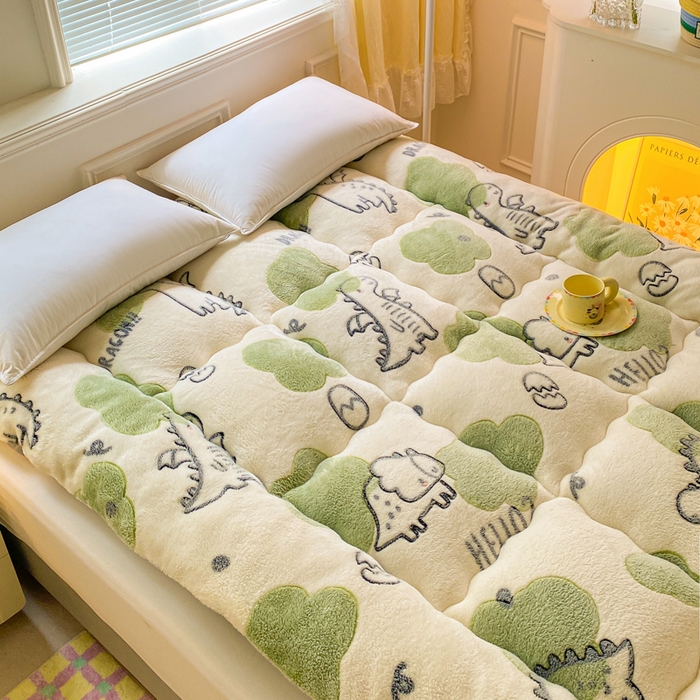 91家纺网 家纺一手货源 找家纺 缦卡琳家纺 2024新款A类牛奶绒羽丝棉床垫 恐龙宝贝