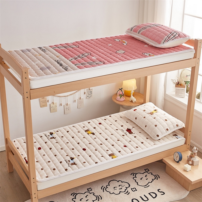 91家纺网 家纺一手货源 找家纺 东宇床垫 2025新款牛奶绒床褥学生床 波点腊肠狗