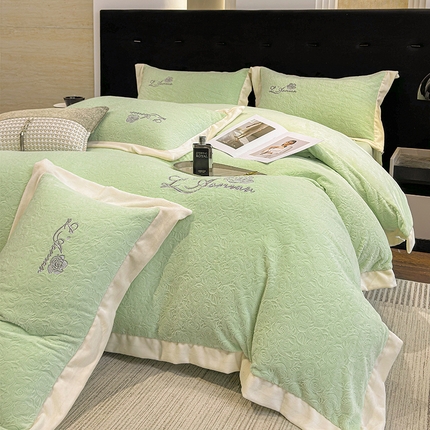 91家纺网 家纺一手货源 找家纺 （总）娇逸家居 2024新款A类雕花牛奶绒拼边刺绣款-99玫瑰