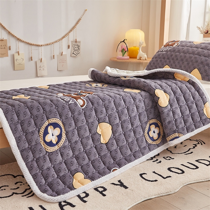 91家纺网 家纺一手货源 找家纺 东宇床垫 2025新款牛奶绒床褥学生床 伴我熊心