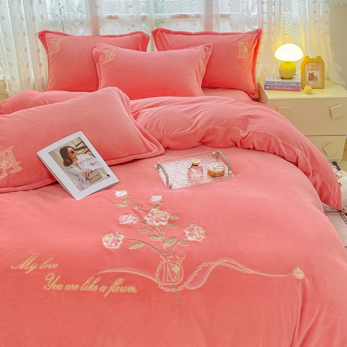 91家纺网 家纺一手货源 找家纺 晶缦家纺 2024新款高克重牛奶绒刺绣花四件套 点点花季-玉粉